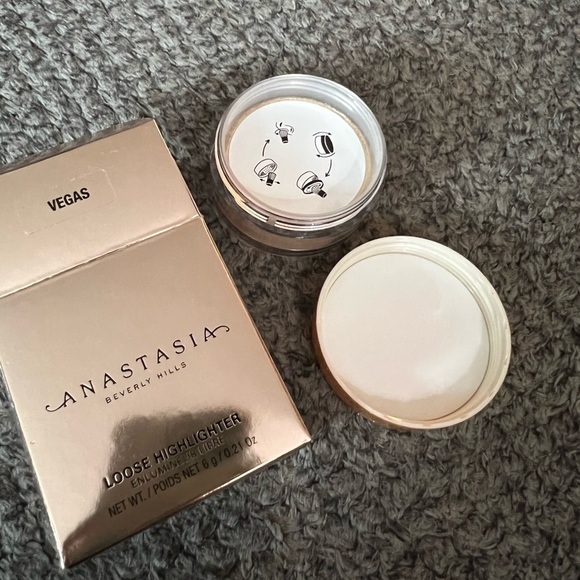 ANASTASIA BEVERLY HILLS
Loose Highlighter - Picture 6 of 6